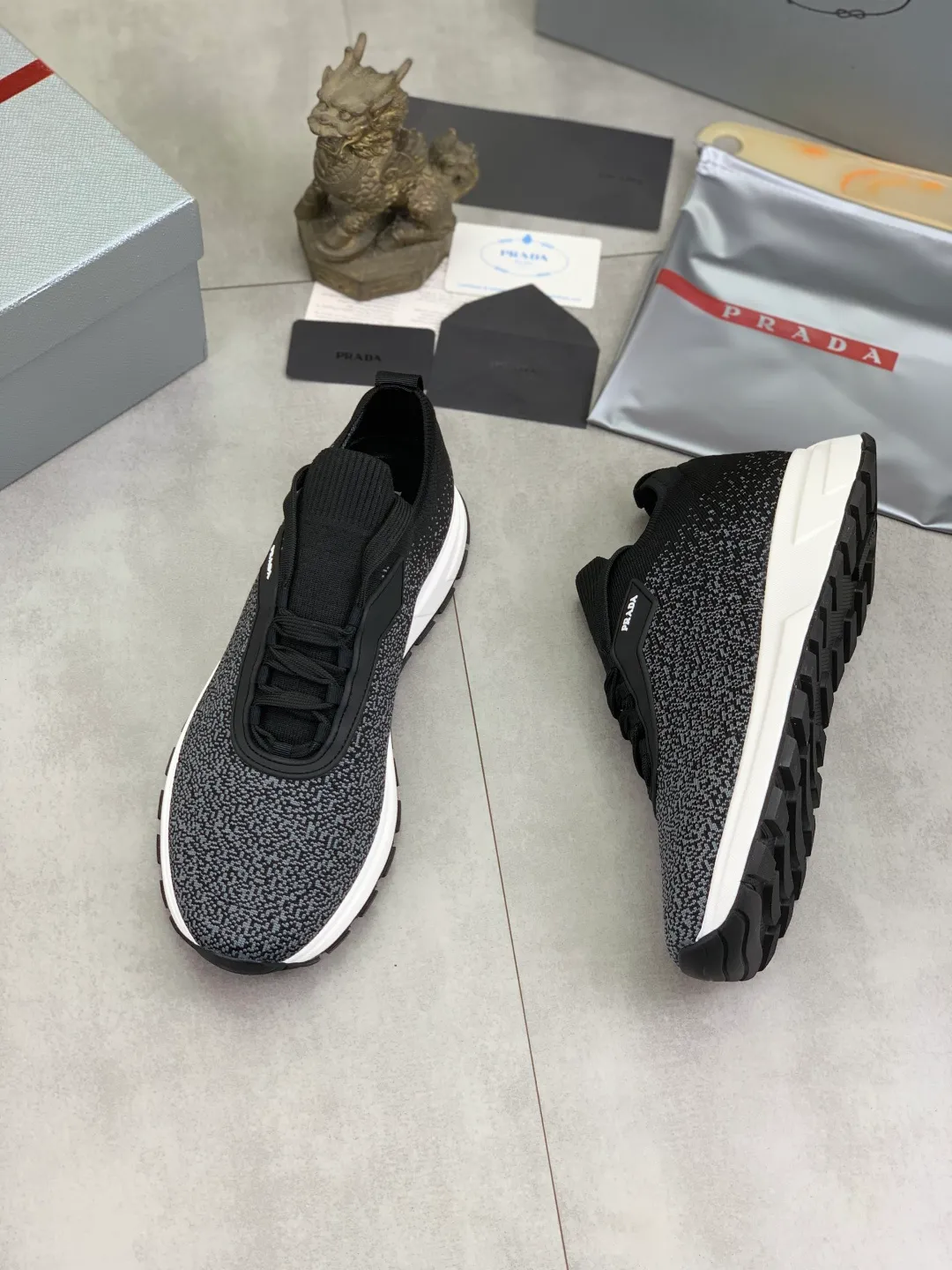 Men's Men's Shoes 💰P500💰【New Style】 (PRADA) The latest model of men's shoes has been launched on the official website in 1:1 copy, synchronized with Hong Kong counters, and on the same catwalk; all made of cowhide Epoxy mesh ➕Imported breathable fabric with cowhide lining, 🍡🍡Original 1:1 rubber outsole, non-slip and wear-resistant; comfortable on the feet, attractive style, fine workmanship, and simple and neat shoe lasts, highlighting a man's boldness and toughness, 👍size 38 to 44 3⃣️Color🉑️Choose